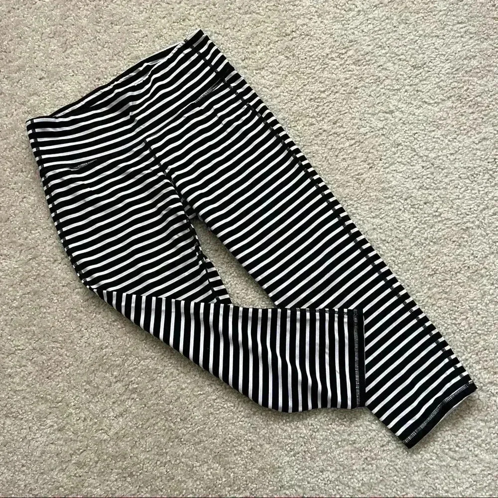 Athleta Chaturanga Women Medium Crop Capri leggings White/Black striped #243095